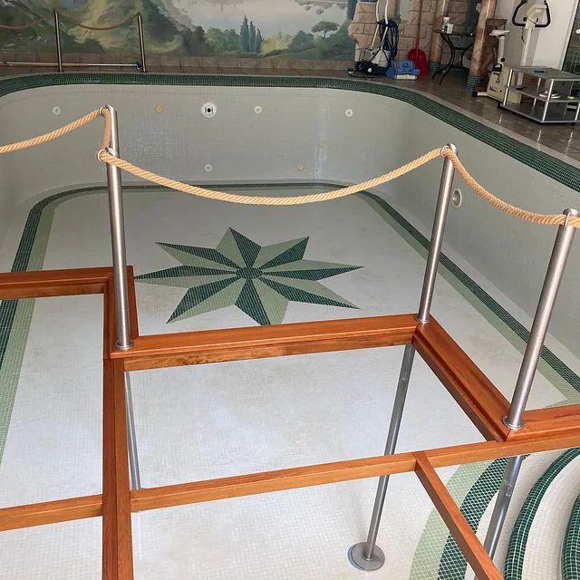 Ein Swimmingpool mit Sternenmuster auf dem Boden