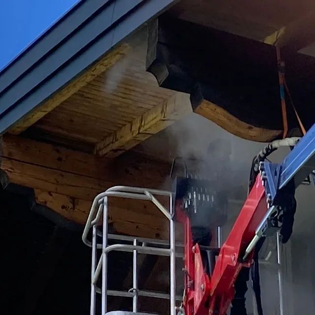 Ein Kran wird verwendet, um ein großes Stück Holz anzuheben