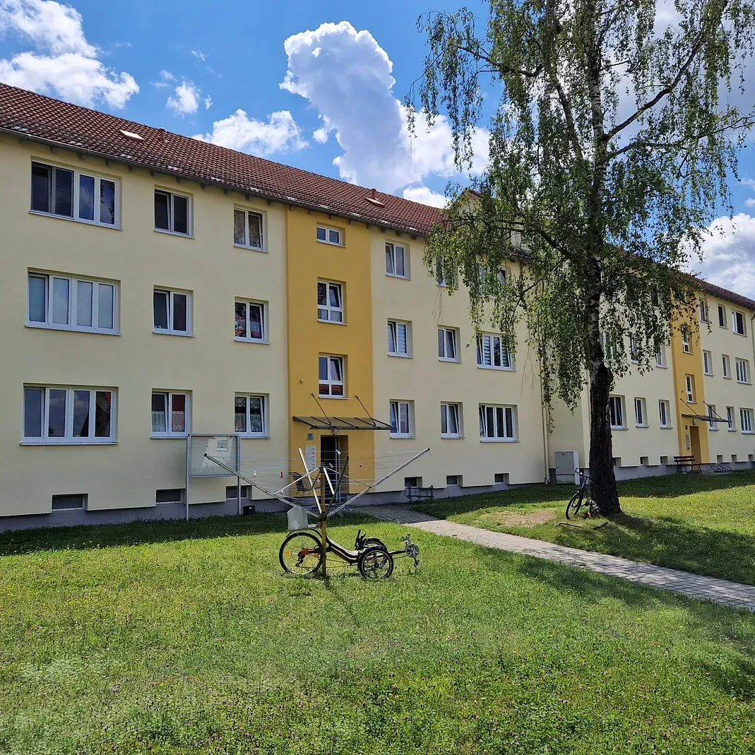 Vor einem großen Gebäude steht ein Fahrrad.