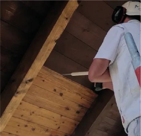 Ein Mann trägt ein weißes Hemd mit dem Buchstaben M darauf