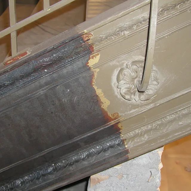 Eine Nahaufnahme eines Stücks Metall, das bemalt wurde