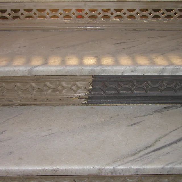Eine Nahaufnahme einer Marmortreppe vor und nach dem Anstrich.