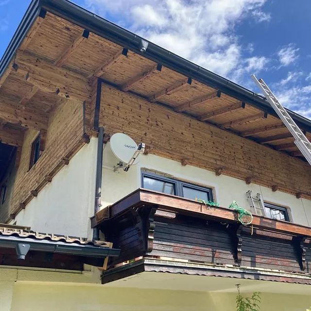 Ein Haus mit einer Satellitenschüssel auf dem Dach