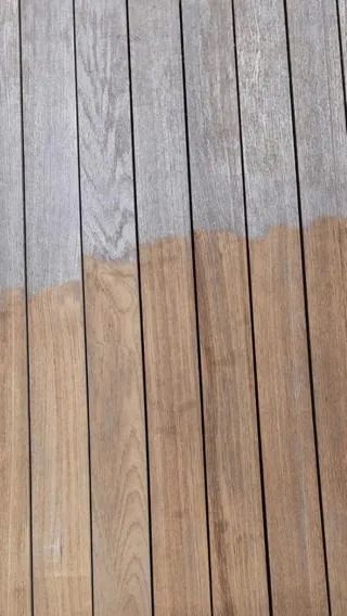 Eine Nahaufnahme eines Holzdecks vor und nach der Reinigung.