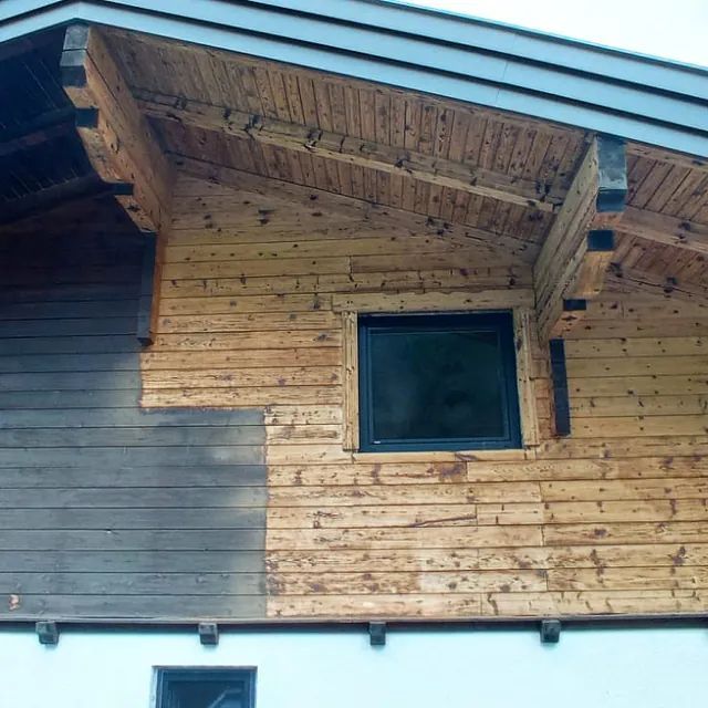 Ein Holzhaus mit einem Fenster und einem Dach.
