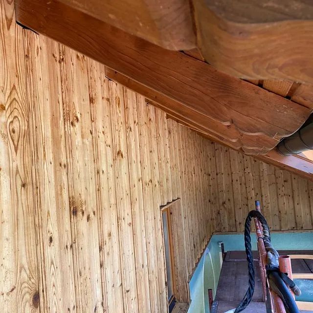 Eine Treppe mit einem Holzgeländer und einer Holzwand
