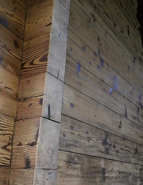 Eine Nahaufnahme einer Holzwand mit einer Ecke.