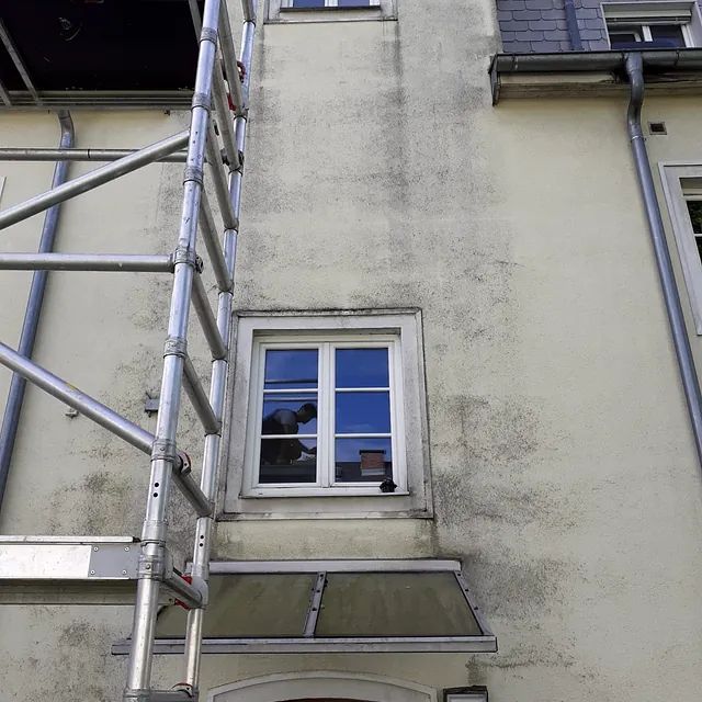 Ein Gebäude mit einer Leiter an der Seite