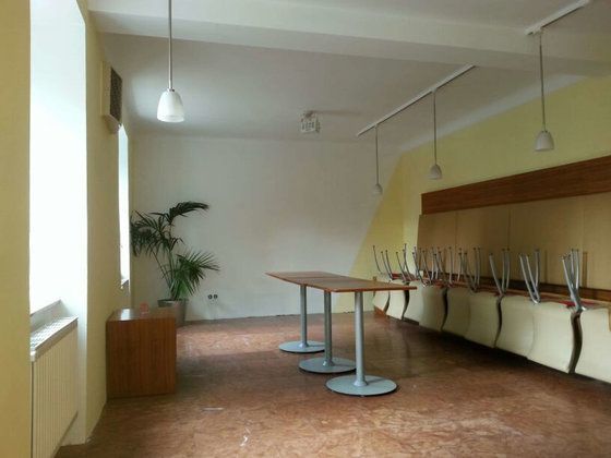 Ein leerer Raum mit Tischen und Stühlen darin