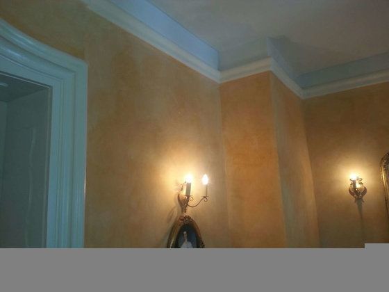 Eine Zimmerecke mit zwei Kerzen an der Wand