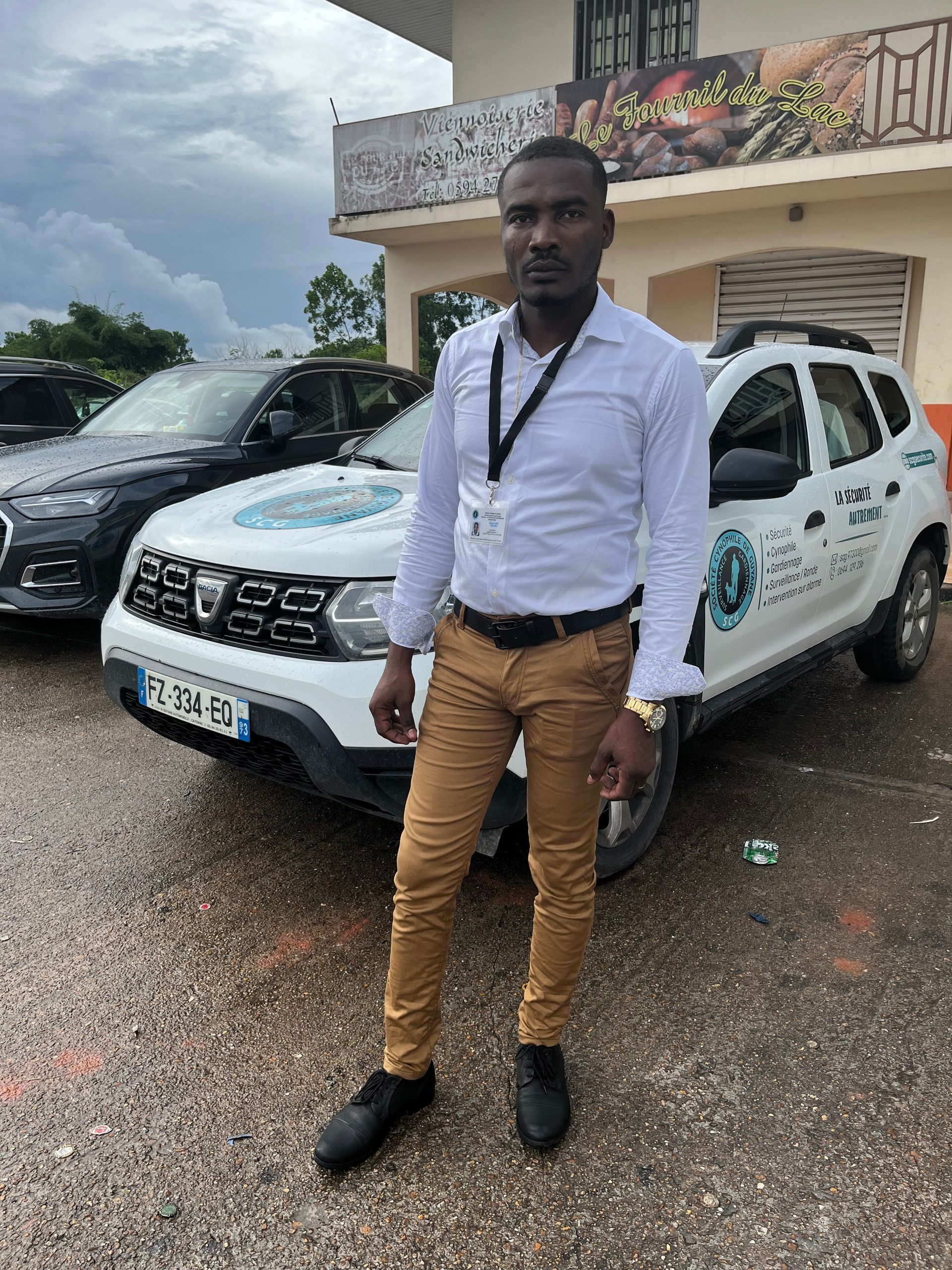 Agent avec véhicule de l'établissement