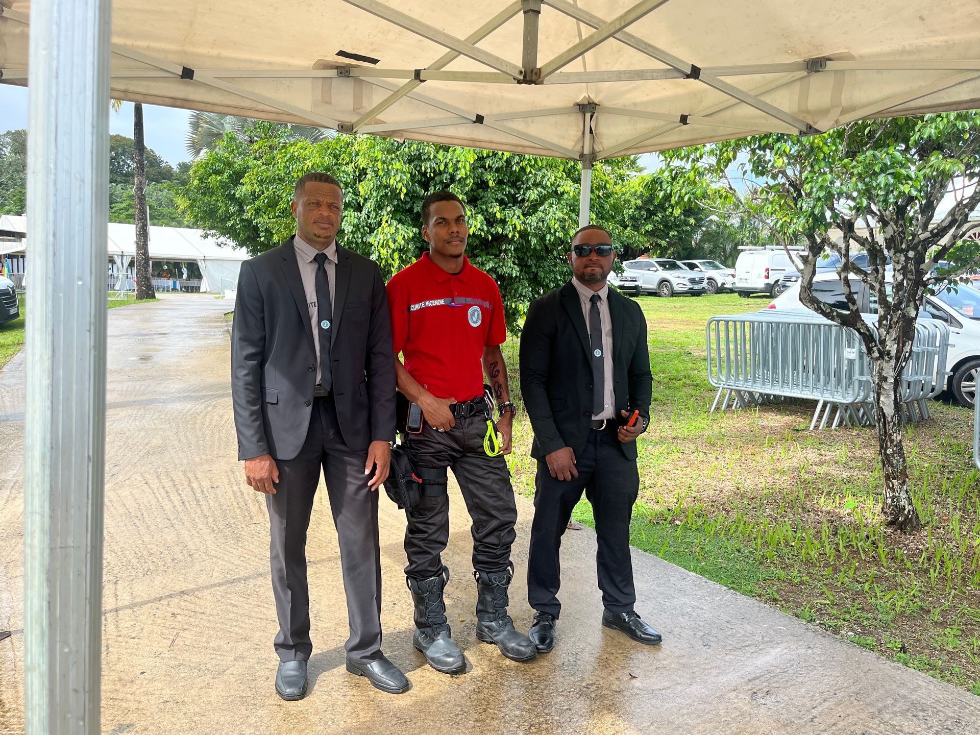Photo de 3 hommes en tenue de travail