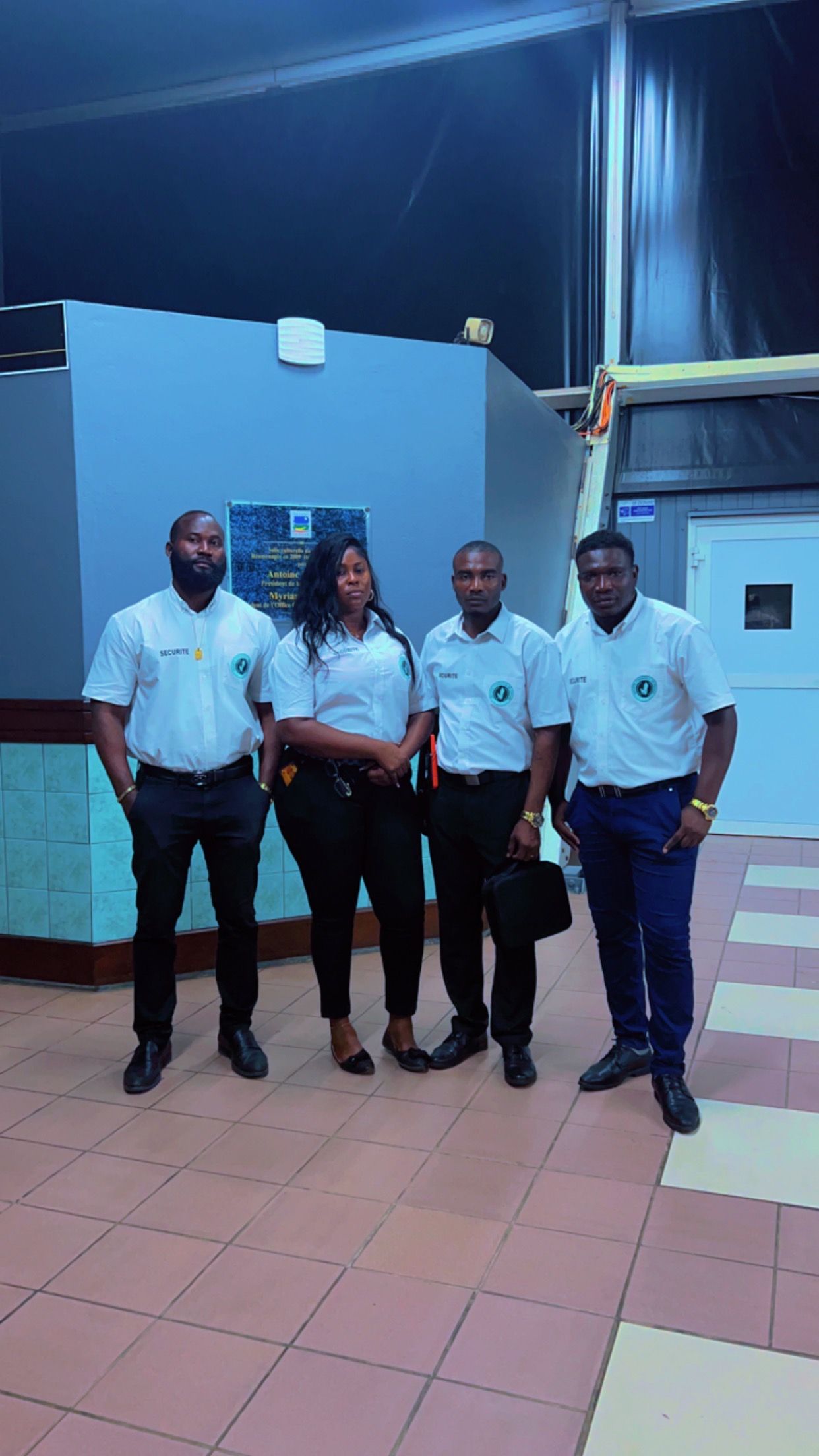 Photo de 4 membres du personnel en uniforme de travail