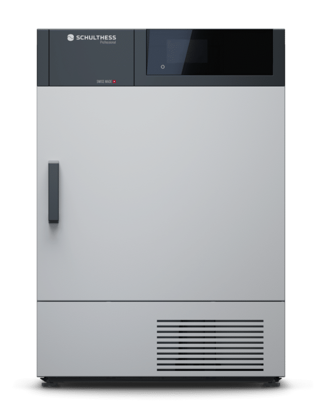 Ein weißer Kühlschrank mit einer schwarzen Tür auf weißem Hintergrund.