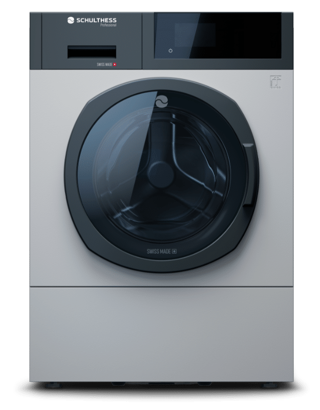 Eine weiße Waschmaschine mit schwarzer Tür steht auf einer weißen Fläche.