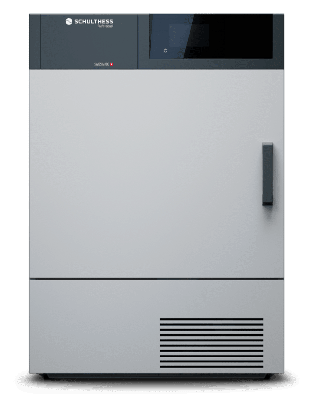 Ein Schultheiss Kühlschrank steht auf einer weißen Fläche