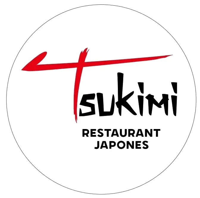Logotipo del restaurante japon&eacute;s Tsukimi, con detalles en rojo estilo caligraf&iacute;a y texto negro en un marco circular blanco.
