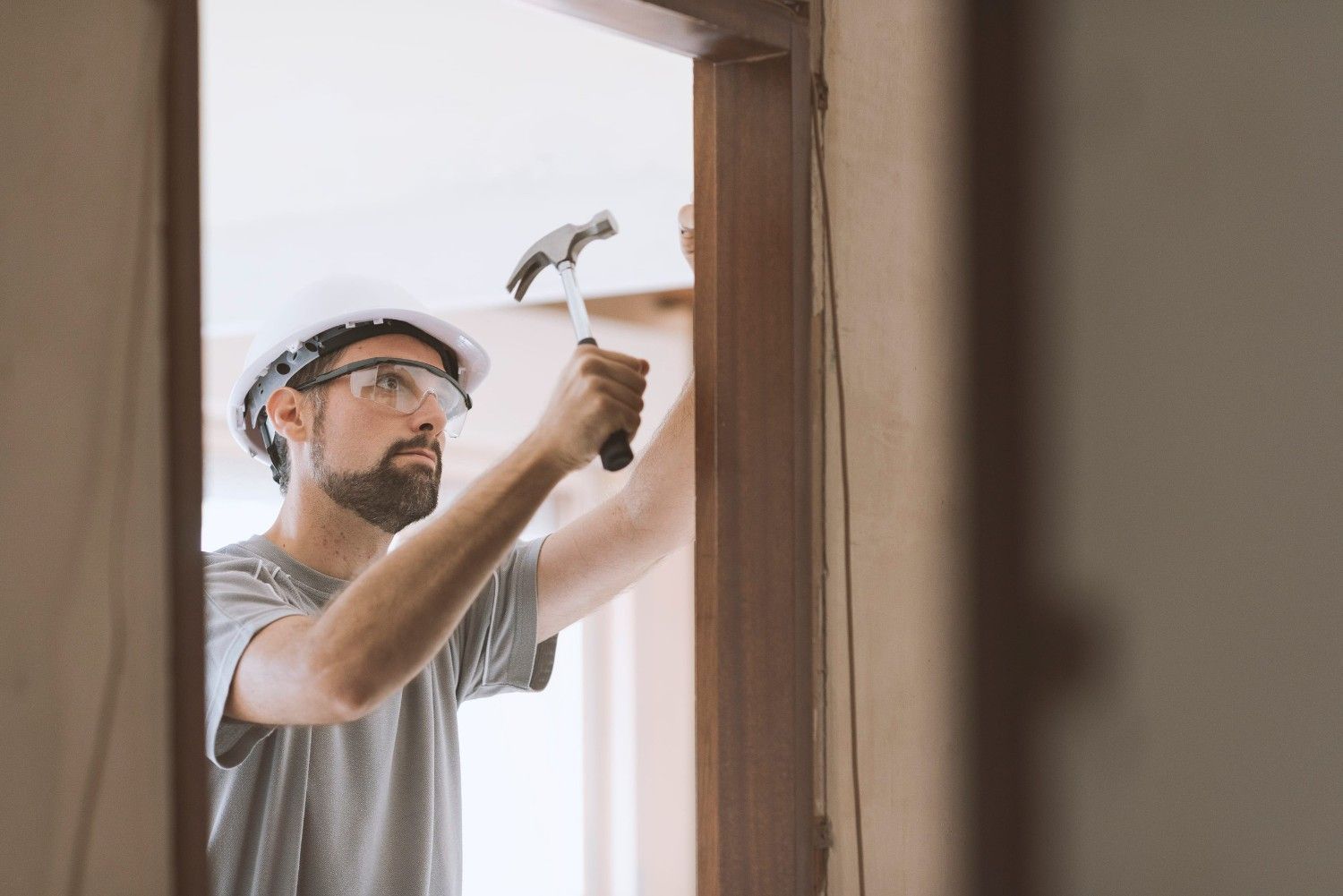 Un trabajador, con casco y gafas 