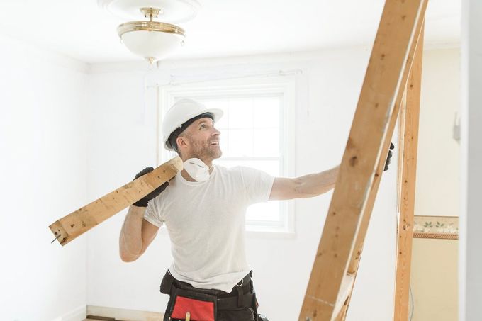 Una persona con casco blanco y ropa 