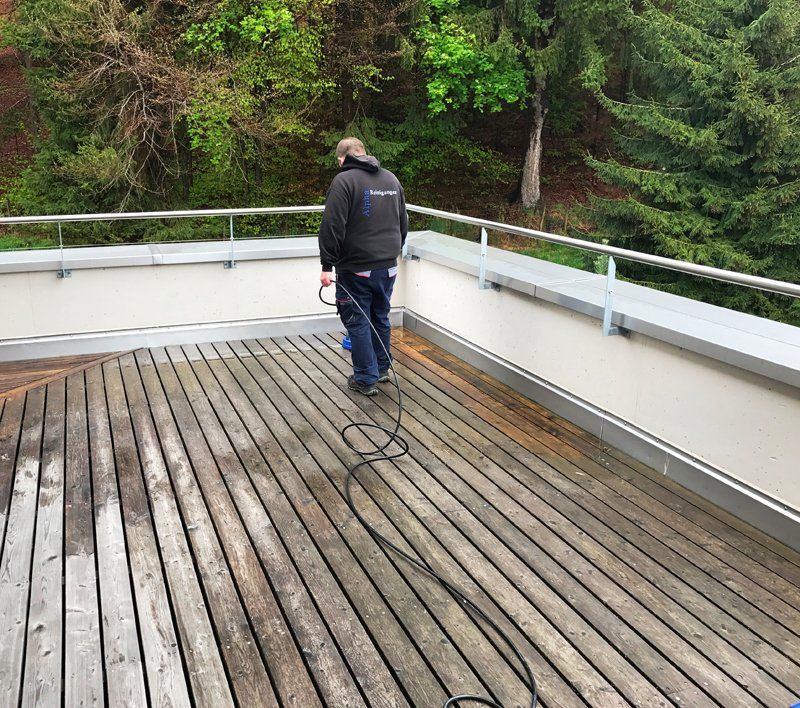 Terrassenreinigung vorher - ALPHA-Reinigungen Worb