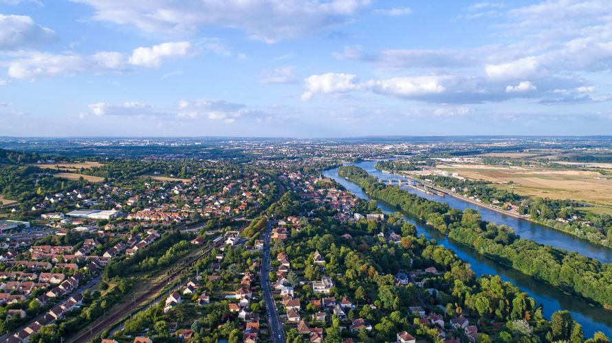 Vue aérienne d’un quartier résidentiel en bordure d’une rivière.