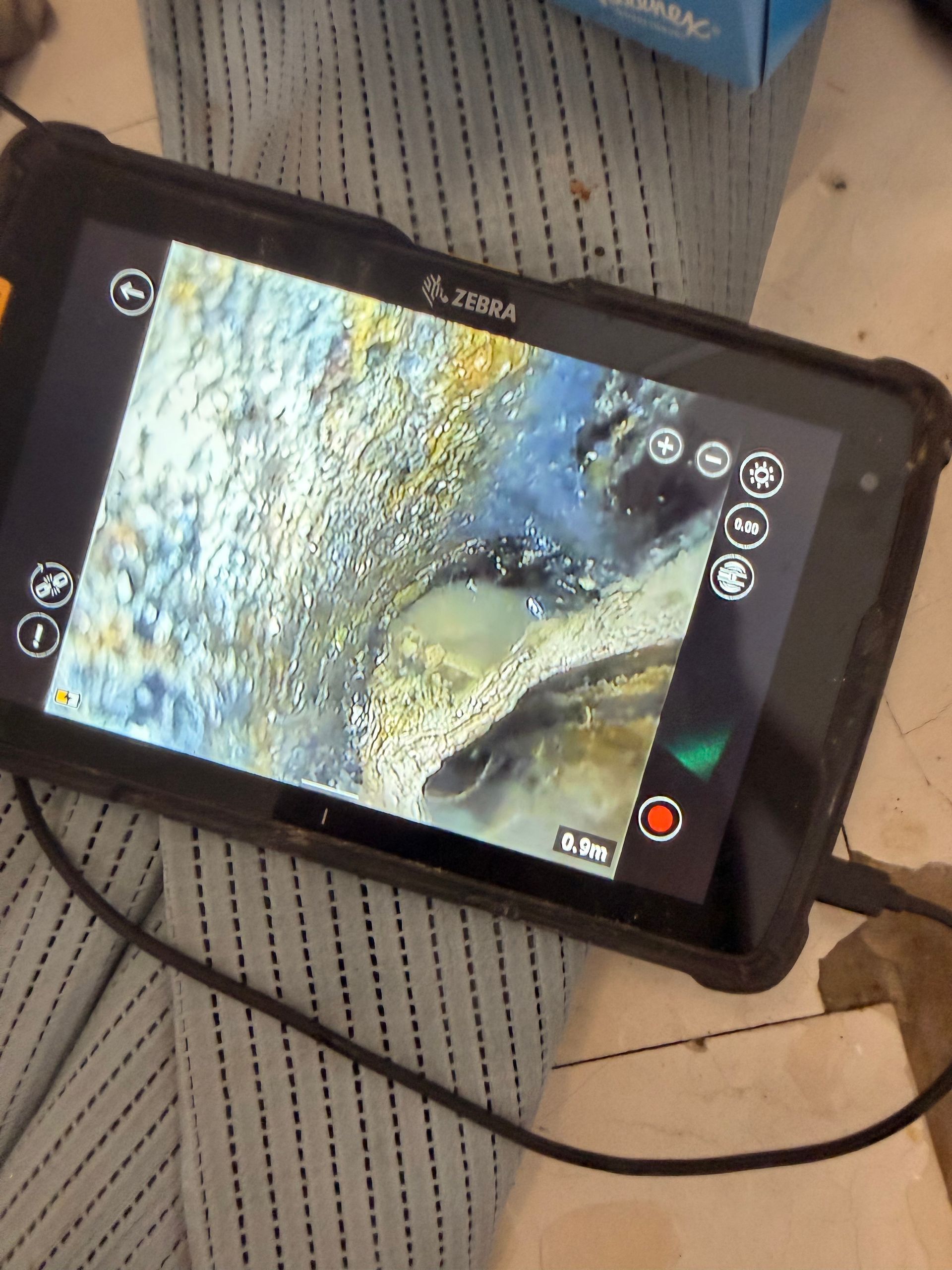 Tablette affichant un gros plan une canalisation bouchée.