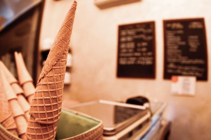 Conos de helado expuestos en una cafetería, con un cono de gofre en primer plano.