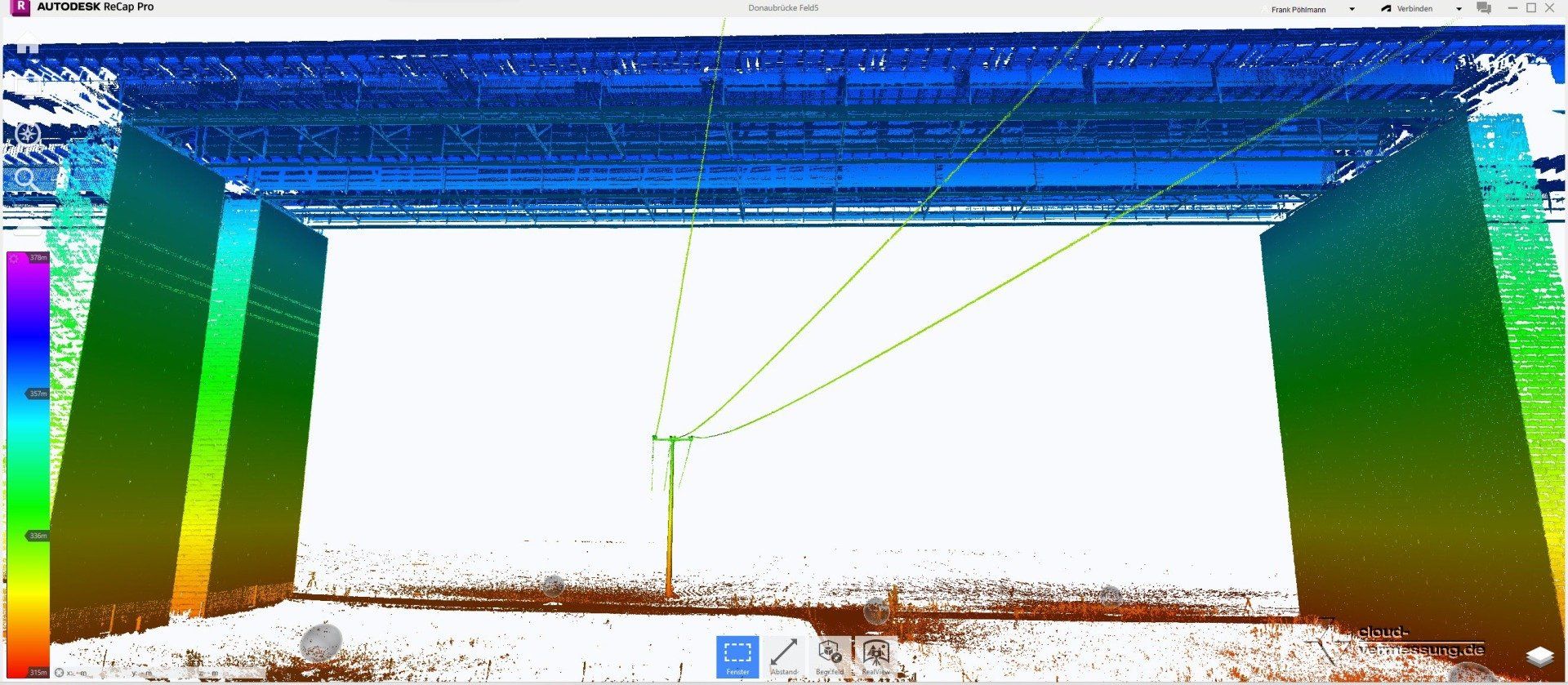 Eine 3D-Punktwolkenvisualisierung einer Struktur mit bunten Datenpunkten und Linien.