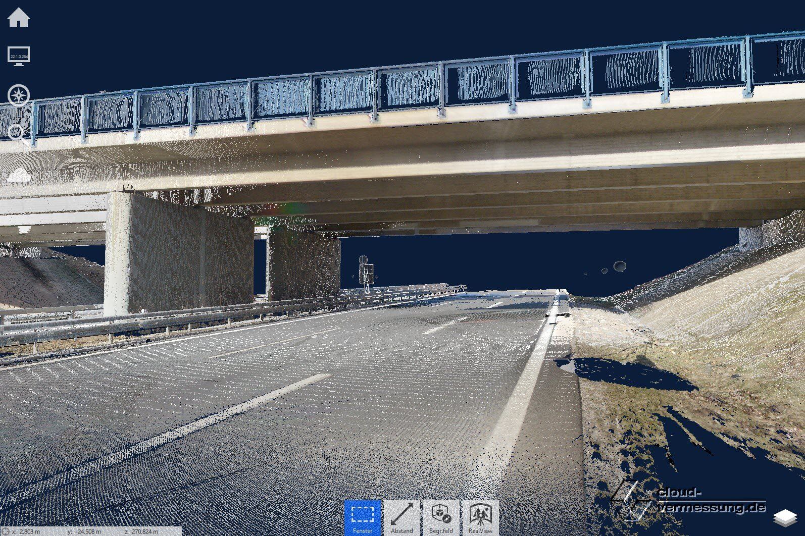 Punktwolkendatenvisualisierung einer Autobahnunterführung, die die Straße, die Brücke und das umliegende Gelände zeigt.