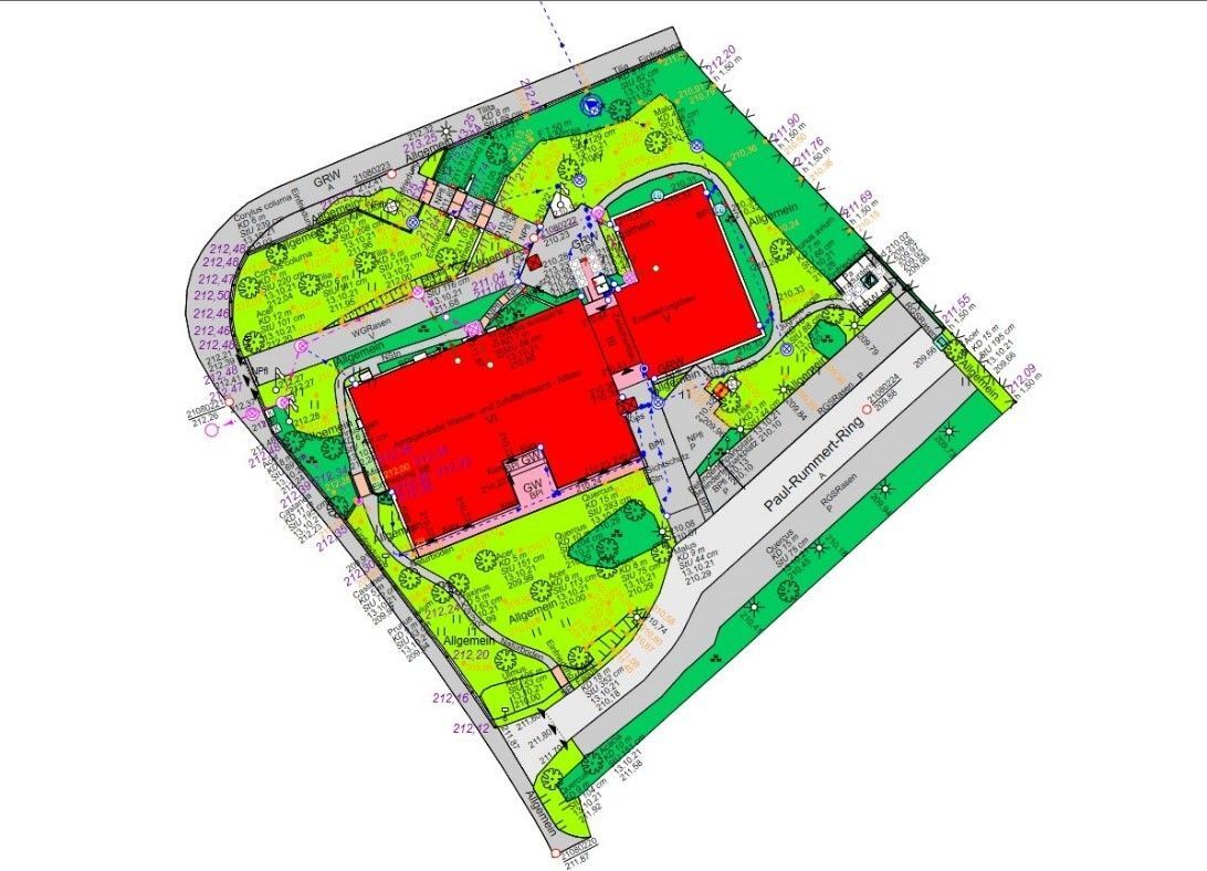 Architektonischer Lageplan, rotes Gebäude, umgeben von grün und gelb gestalteten Bereichen, mit einer grauen Straße.