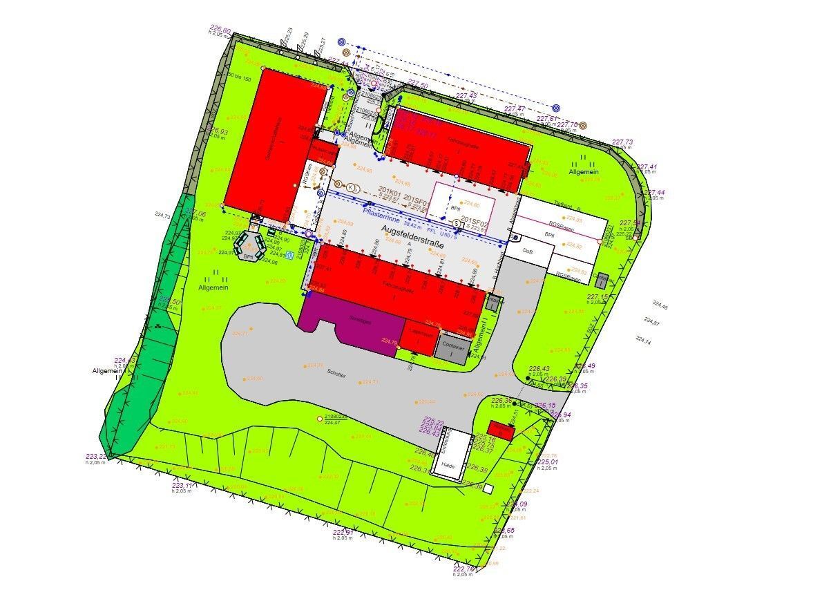 Draufsicht auf den Grundriss eines Gebäudekomplexes mit roten Dächern, einer Auffahrt und umliegenden Grünflächen.