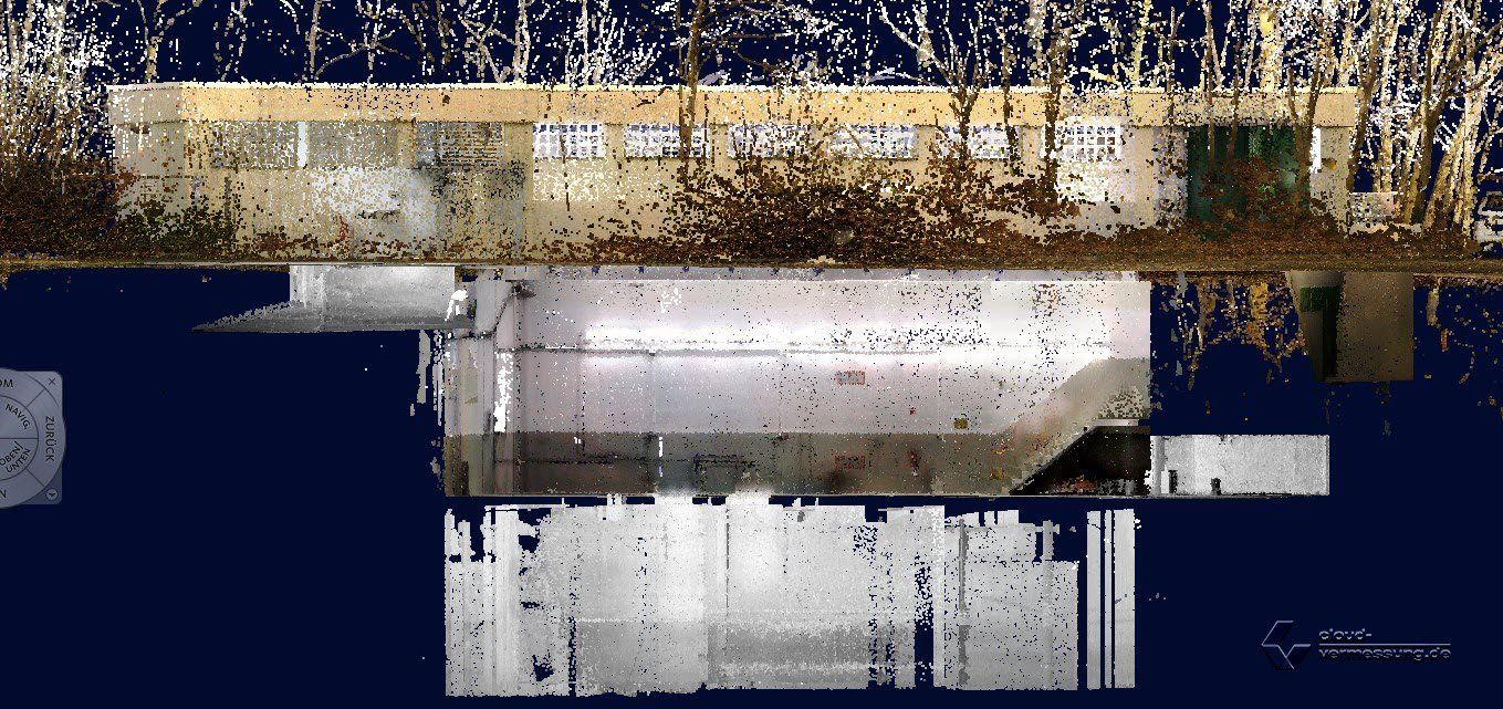 Eine Luftaufnahme eines Gebäudes über einer reflektierenden Oberfläche mit dunkelblauem Himmel darunter.