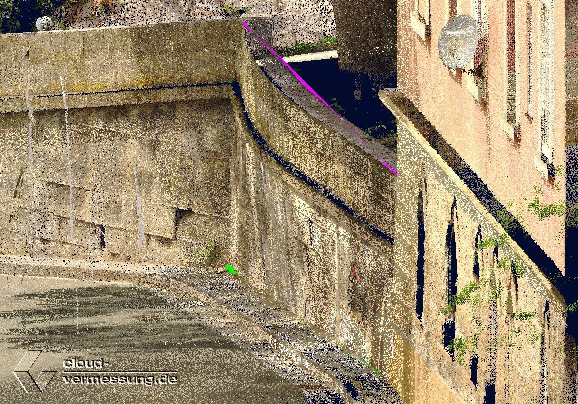 Draufsicht auf ein Steingebäude und eine Mauer, wobei eine violette Linie einen Abschnitt der Mauer hervorhebt.