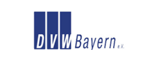 Logo des „DVW Bayern eV“ mit blauen rechteckigen Balken und Text in Weiß und Blau.