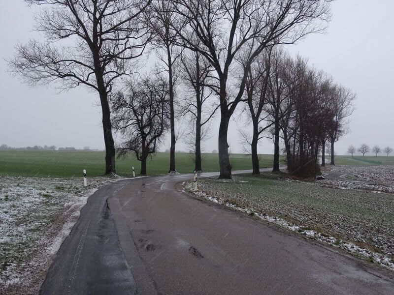 Foto der Freien Strecke des Kreisstrassenausbaus vor dem Ausbau