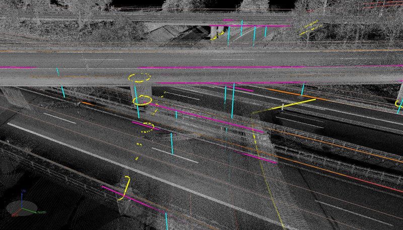 Punktwolkendatenvisualisierung einer Autobahnüberführung, bei der Straßen, Pfeiler und Strukturelemente in verschiedenen Farben hervorgehoben sind.