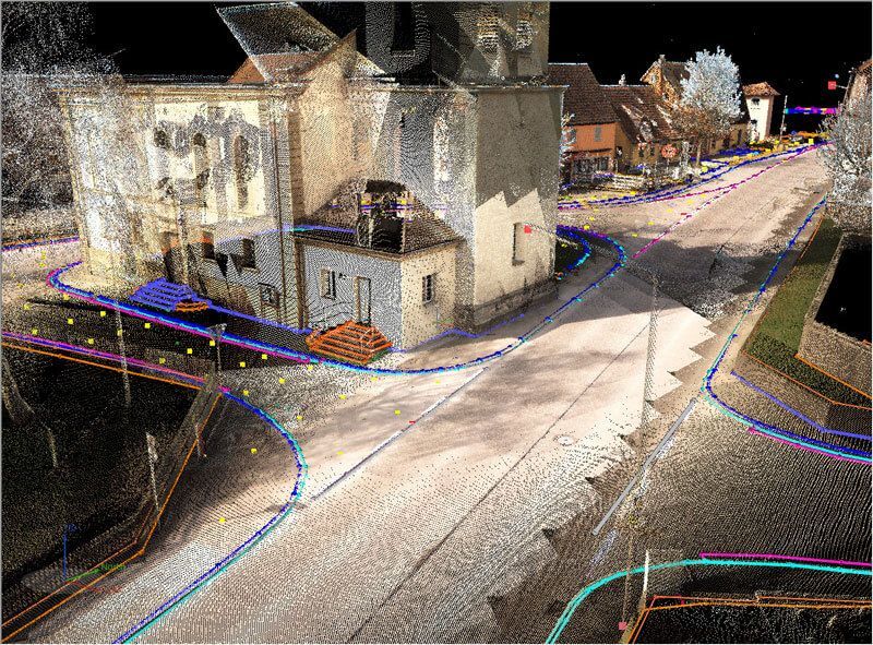 3D-Punktwolkendarstellung einer Kopfsteinpflasterstraße und von Gebäuden mit überlagerten Linien.