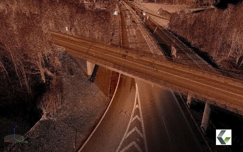 Braune Punktwolkendarstellung einer Autobahnüberführung und der umliegenden Bäume und Straßen.