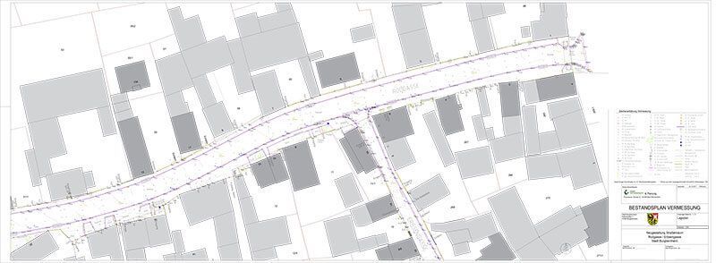 Karte einer Stadt mit grauen Gebäuden und einer Straße, die durch die Mitte verläuft.