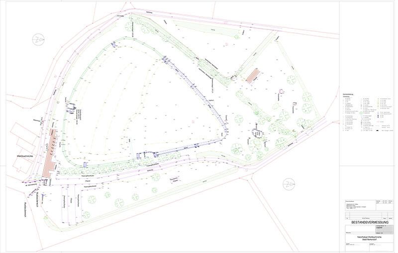 Draufsicht auf einen Landvermessungsplan, der Konturen, Vegetation und Strukturen in einer ländlichen Umgebung zeigt.