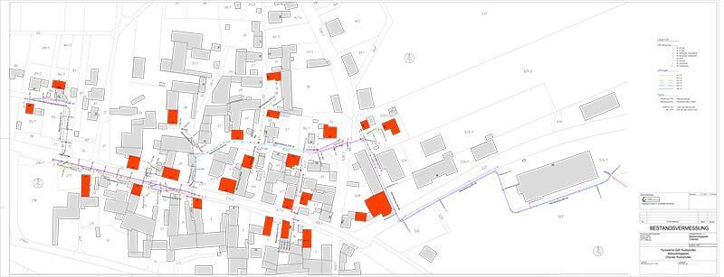 Eine Karte mit Gebäuden, einige davon rot hervorgehoben. Straßen und andere Details sind in Schwarz und Grau gezeichnet.