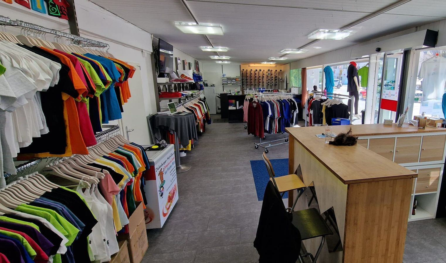 Eingang mit Kaffeetheke