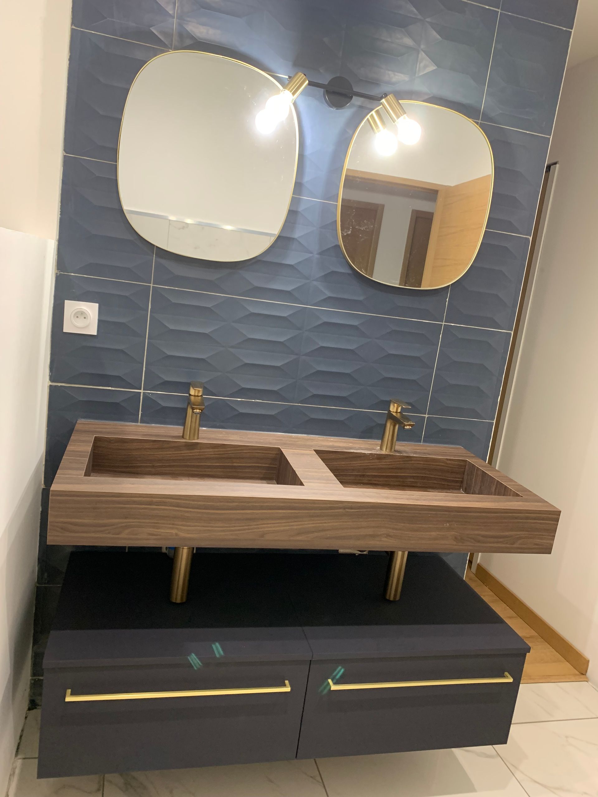 Pose de toilette suspendue avec cuvette lavante de Grohe