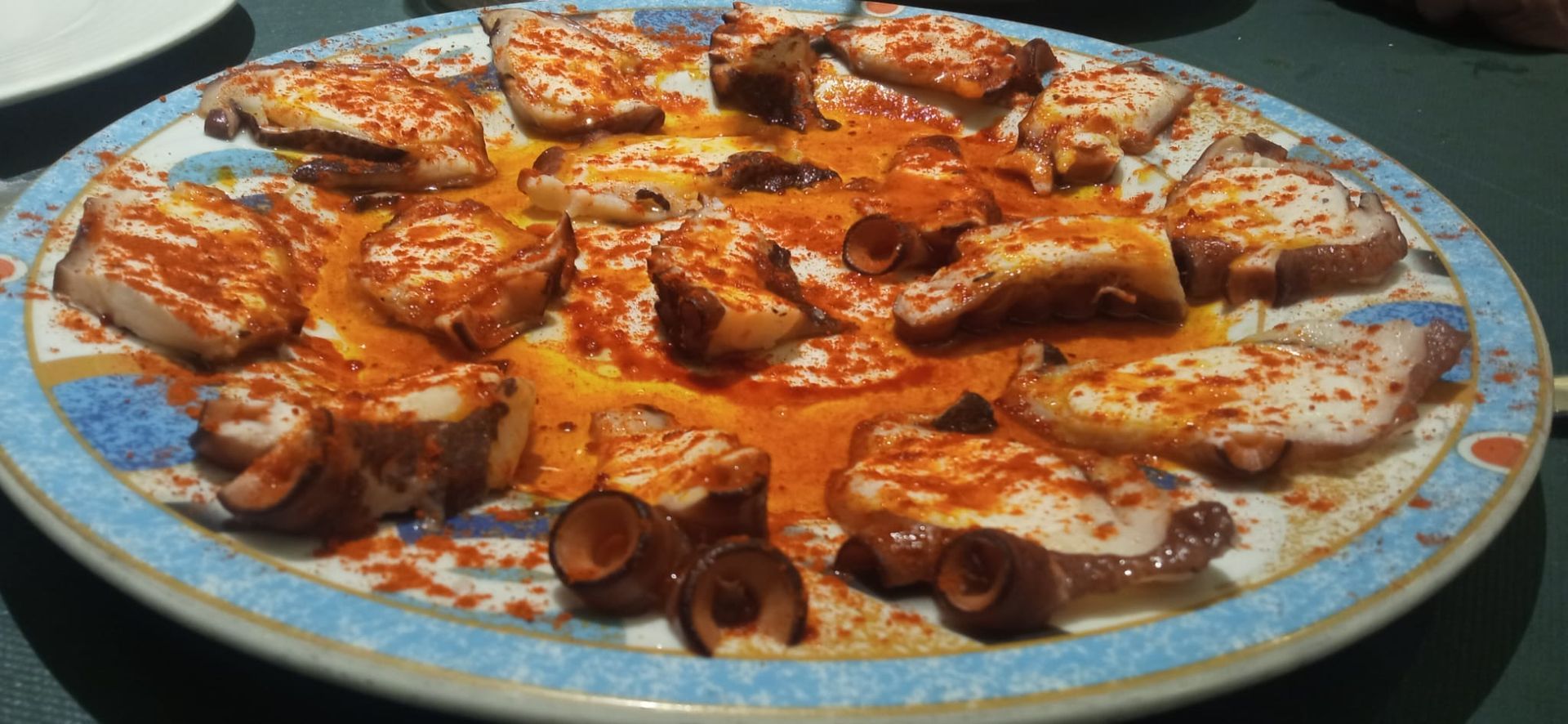 Plato de pulpo laminado con pimentón.