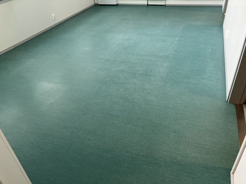 vihreä lattia ennen lattiapinnoitusta