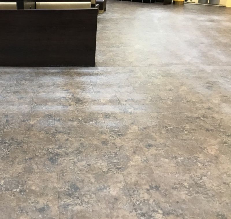 vihreä lattia ennen lattiapinnoitusta
