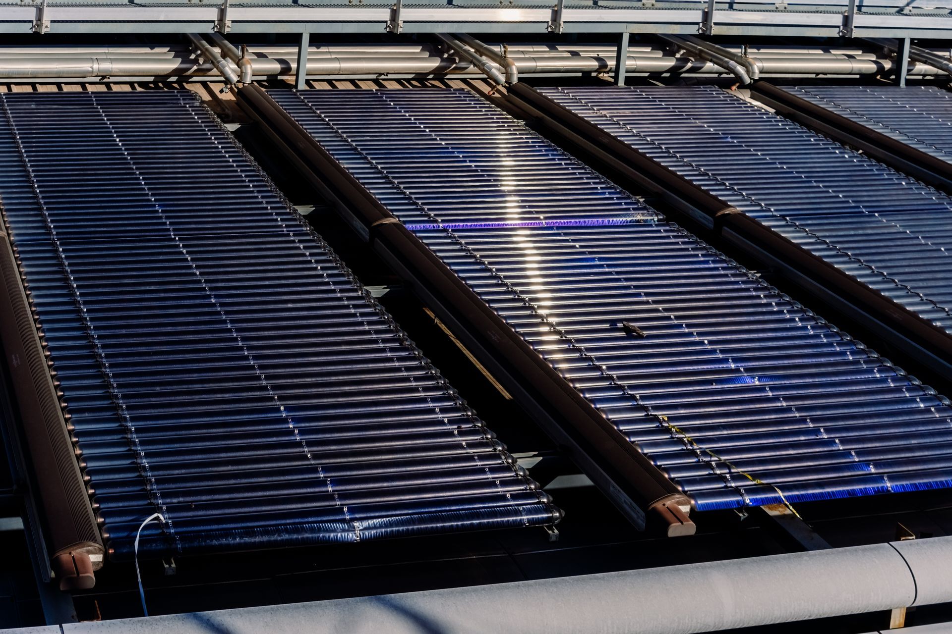Solarmodule vor einem blauen Himmel mit bauschigen weißen Wolken.