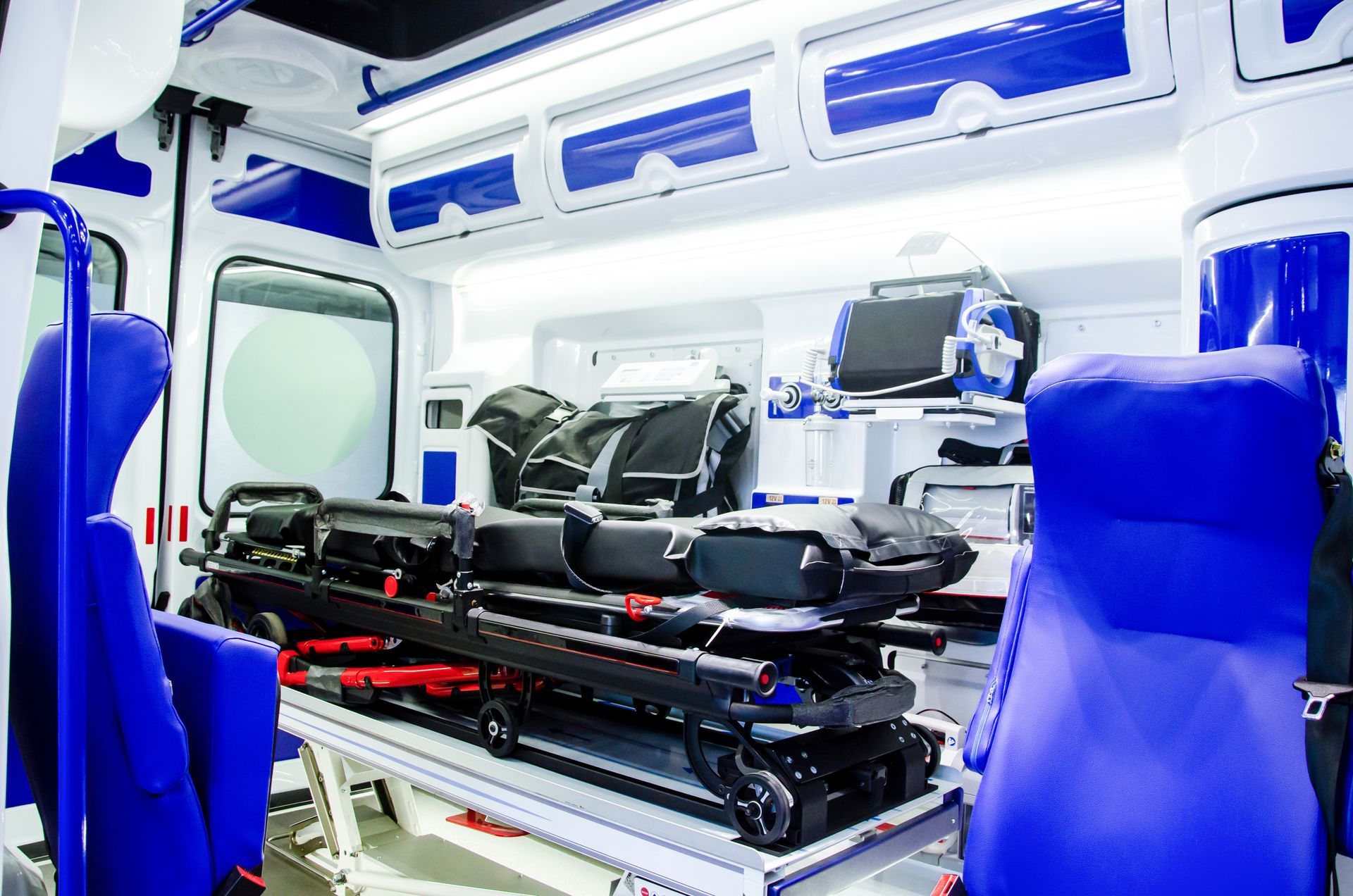 L'intérieur d'une ambulance avec le matériel