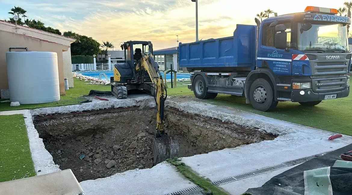 Dunas de arena con sombras curvas por el sol.