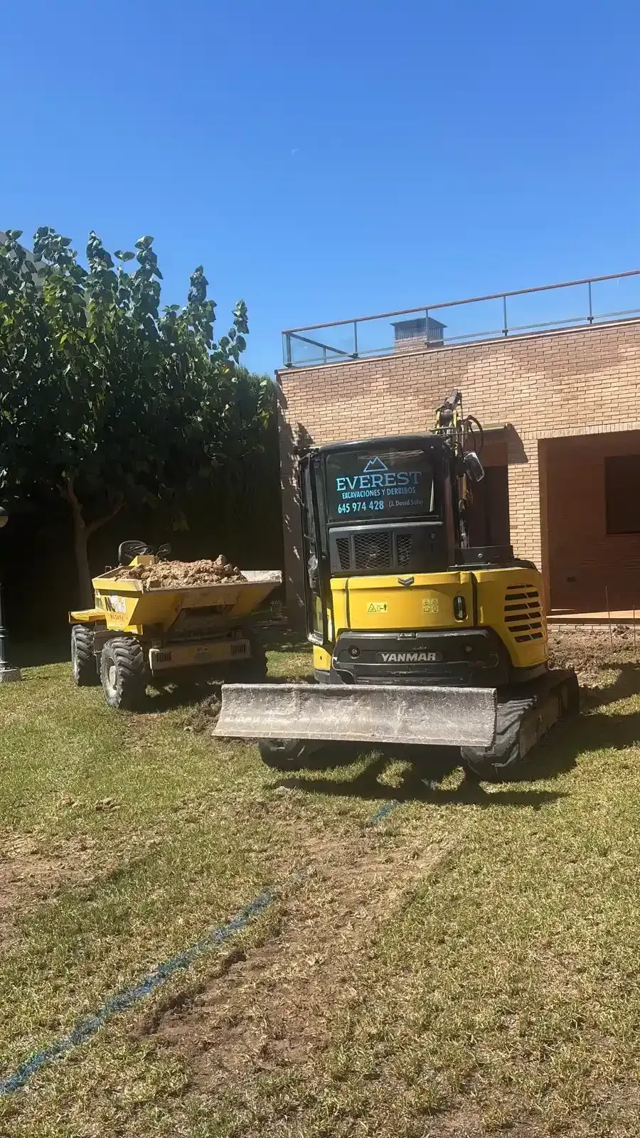 Las olas espumosas del océano se estrellan, creando agua blanca contra un océano azul oscuro y verde azulado.